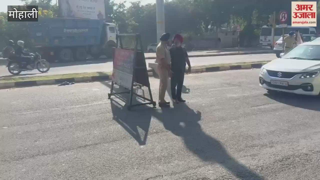 Police check post at Chandigarh entrance in Mohali Phase 2