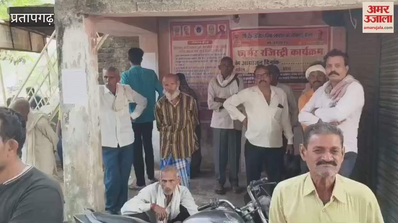 There was a huge crowd of farmers at the State Agricultural Seed Store for wheat and mustard seeds.