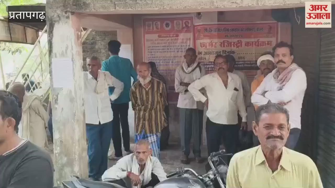 There was a huge crowd of farmers at the State Agricultural Seed Store for wheat and mustard seeds.