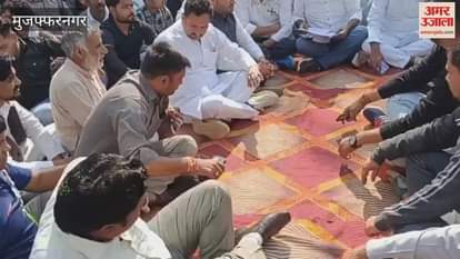 Muzaffarnagar: DAV College locked after student self-immolation, students protest at gate