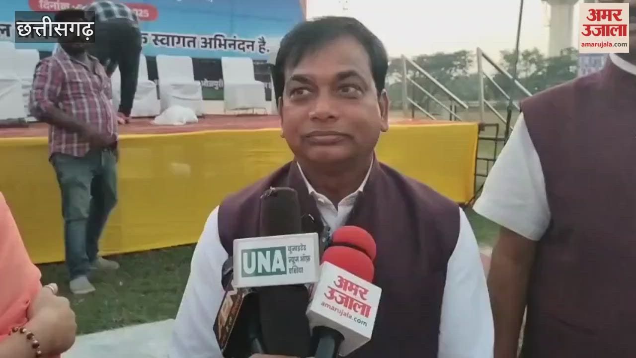 अतिथियों का सम्मान करते बीजेपी नेता रविंद सिंह