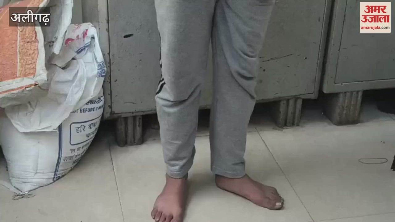 youth who was involved in theft at AMU was caught by students and handed over to administration in Aligarh