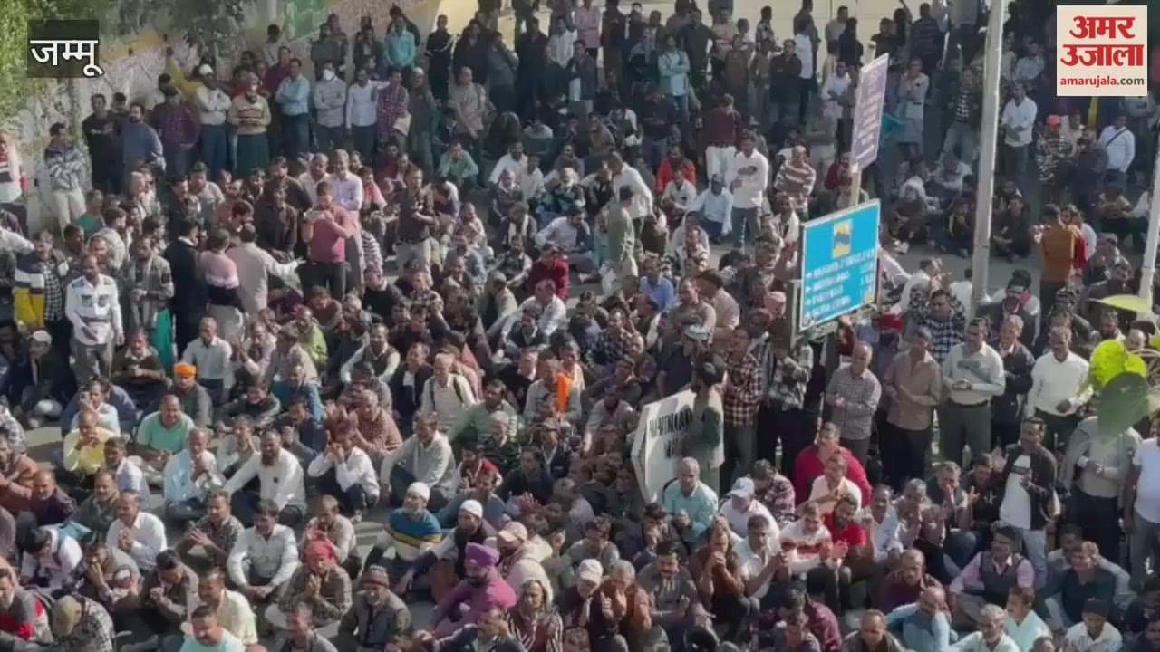 PHE daily wagers blocked civil secretariat road.