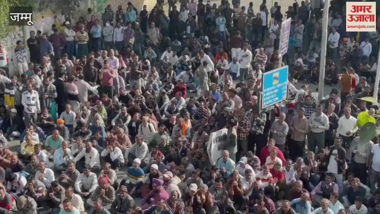 PHE daily wagers blocked civil secretariat road.