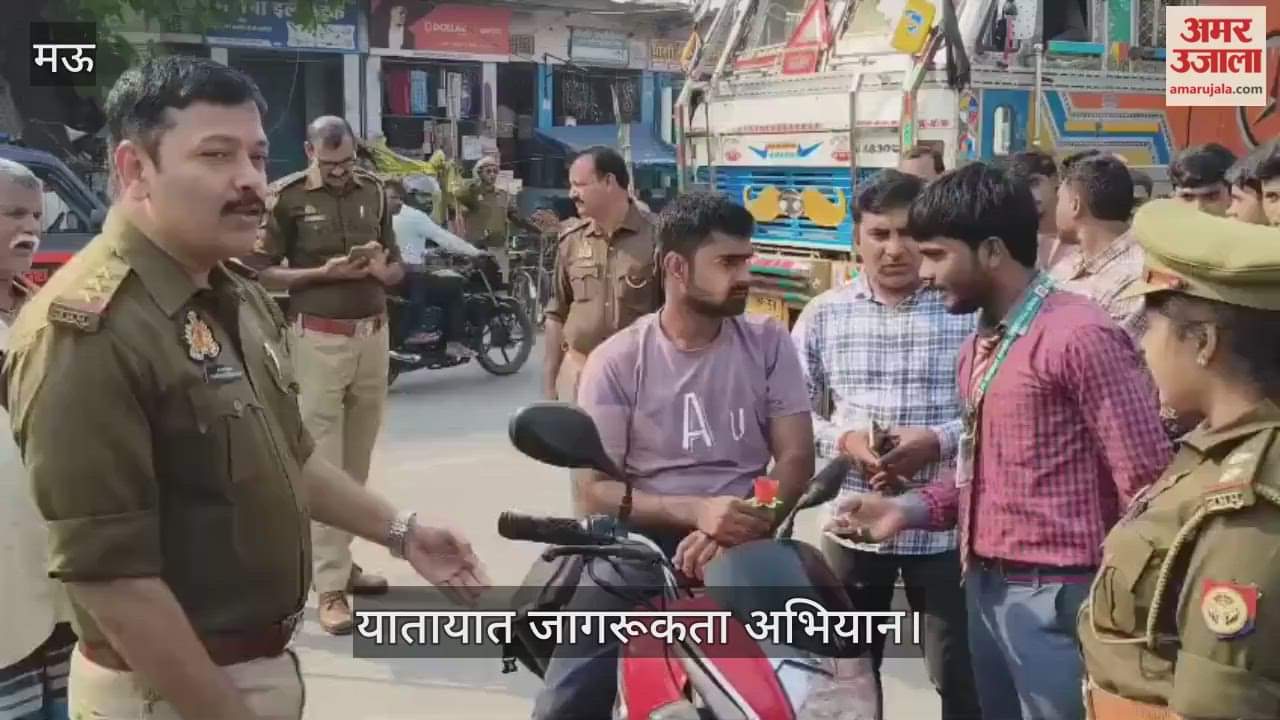 Students gave flowers to bike riders and made them aware of traffic rules
