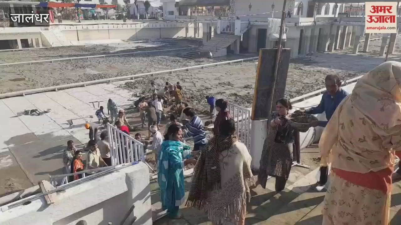 School children reached the Devi Talab temple for the ongoing car seva