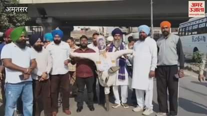 Rangreta Singh Sabha burnt the effigy of Raja Warring in Amritsar.