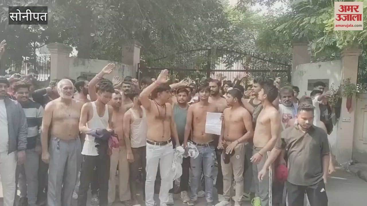 Contract workers of Electricity Corporation staged a protest by going half naked
