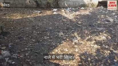 The drain at Bachha Park is filled with silt despite daily cleaning.