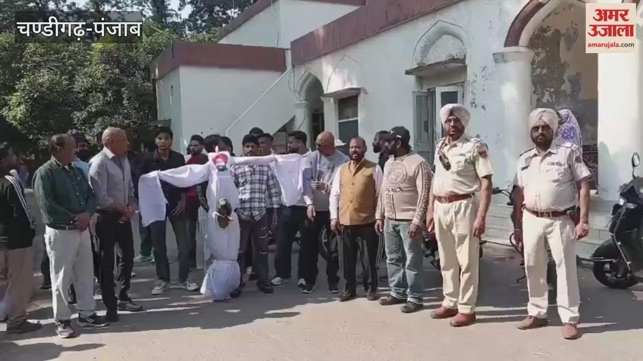 Dalit community burns effigy of Raja Warring in Phagwara