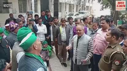 farmer leaders stage protest at Vikas Bhawan and allege irregularities in fertilizer distribution in Budaun