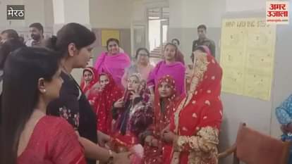 Meerut: State Women Commission Chairperson Babita Chauhan reached the district hospital and distributed nutrition kits to women