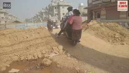 Meerut: Link road blocked for drain construction, two-wheeler riders risk their lives