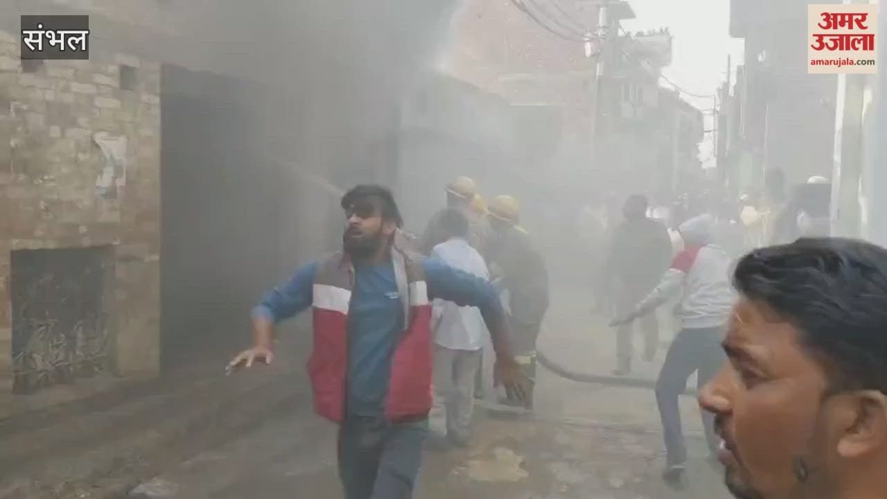 massive fire broke out in a handicraft factory, forcing nearby houses to be evacuated