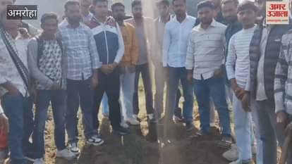 बीएससी कृषि के छात्रों ने खेत में प्रयोगात्मक तरीके से सीखा कैसे करते हैं काम