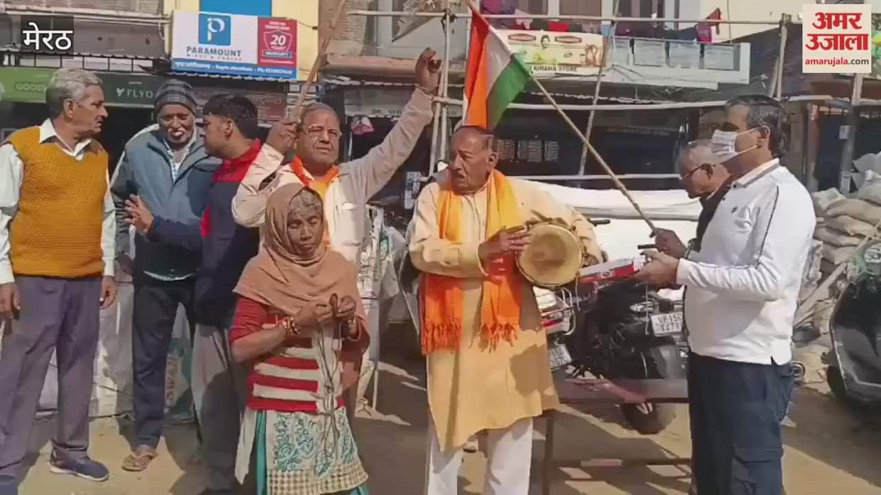Meerut: BJP and Hindu organizations celebrated the NDAs victory in Bihar by distributing sweets to each other in Daurala