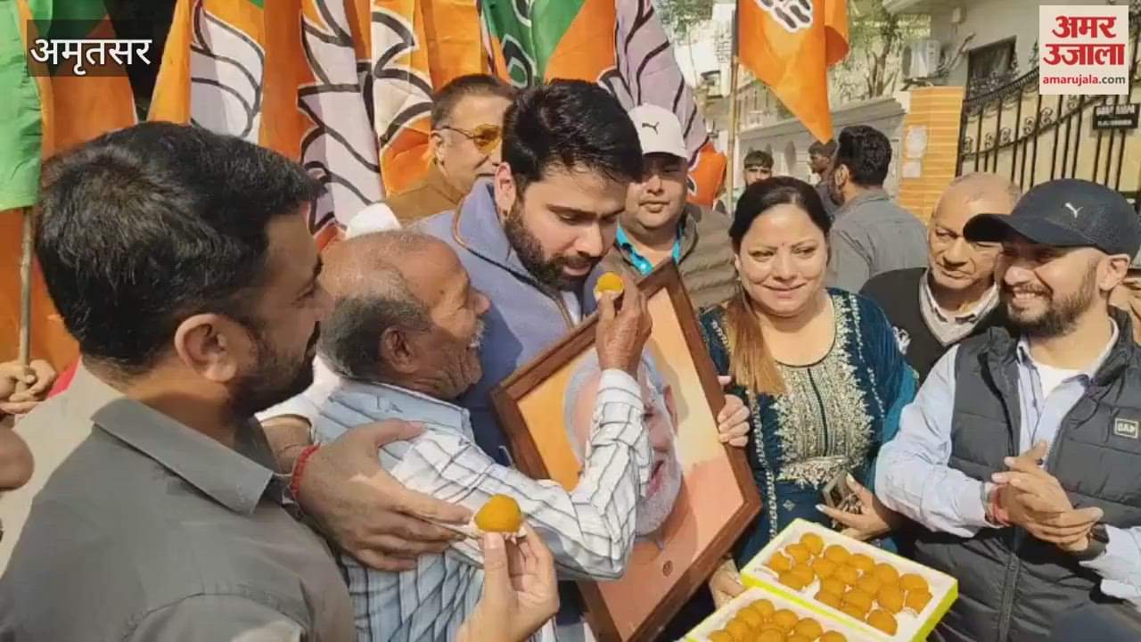 BJP workers celebrate in Amritsar after Bihar victory