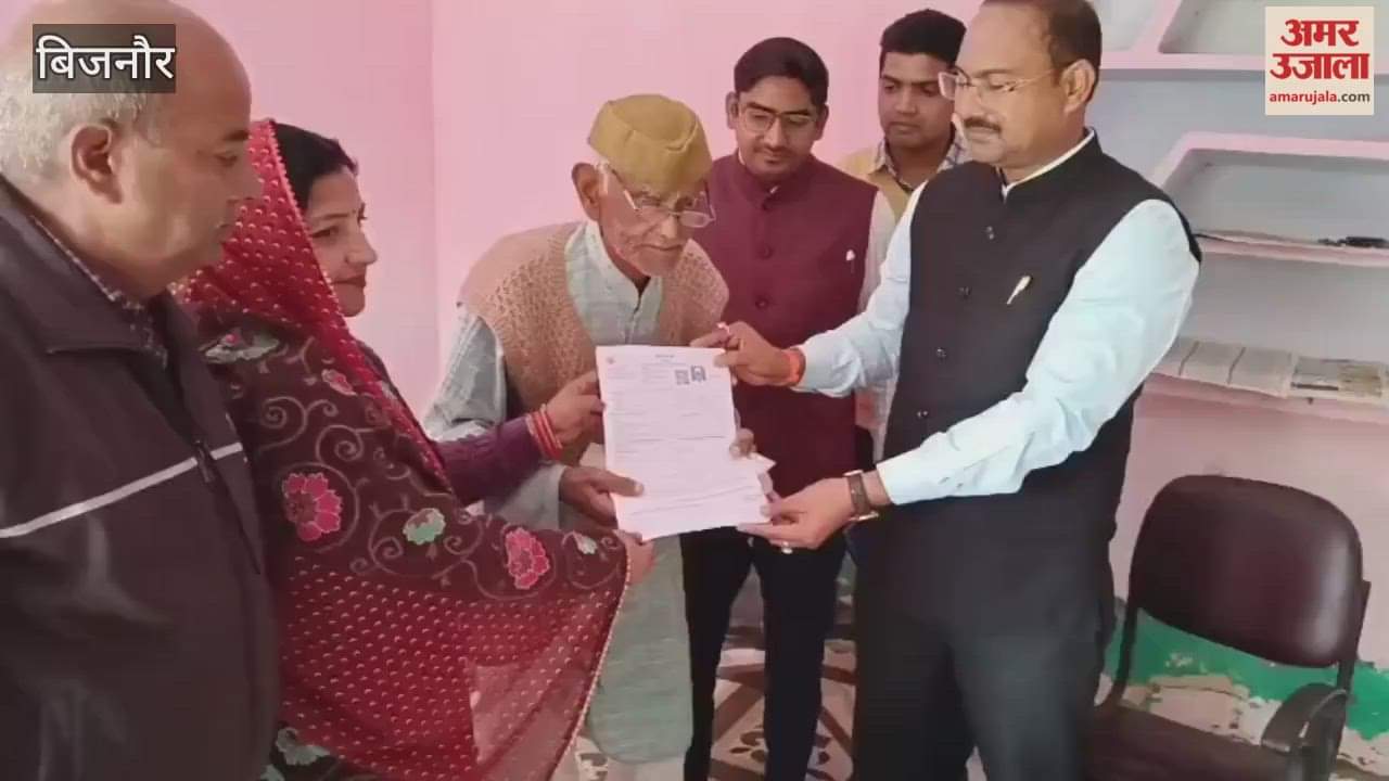 Bijnor: 105-year-old senior voter Murari Singh handed over the counting form to the sub-district magistrate