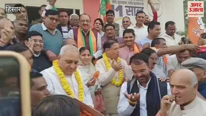 BJP distributes jalebis in Hisar after NDA government is formed in Bihar