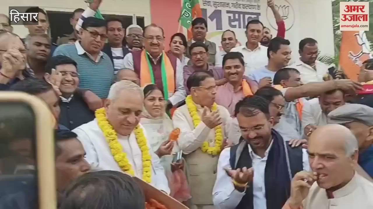 BJP distributes jalebis in Hisar after NDA government is formed in Bihar