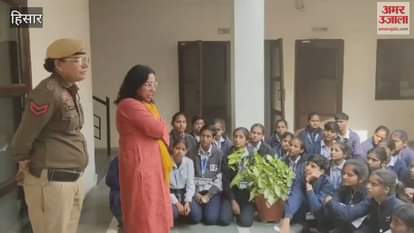 The girl students who reached the police station in Hisar learned about the working of the women police.