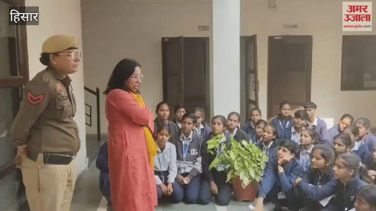 The girl students who reached the police station in Hisar learned about the working of the women police.
