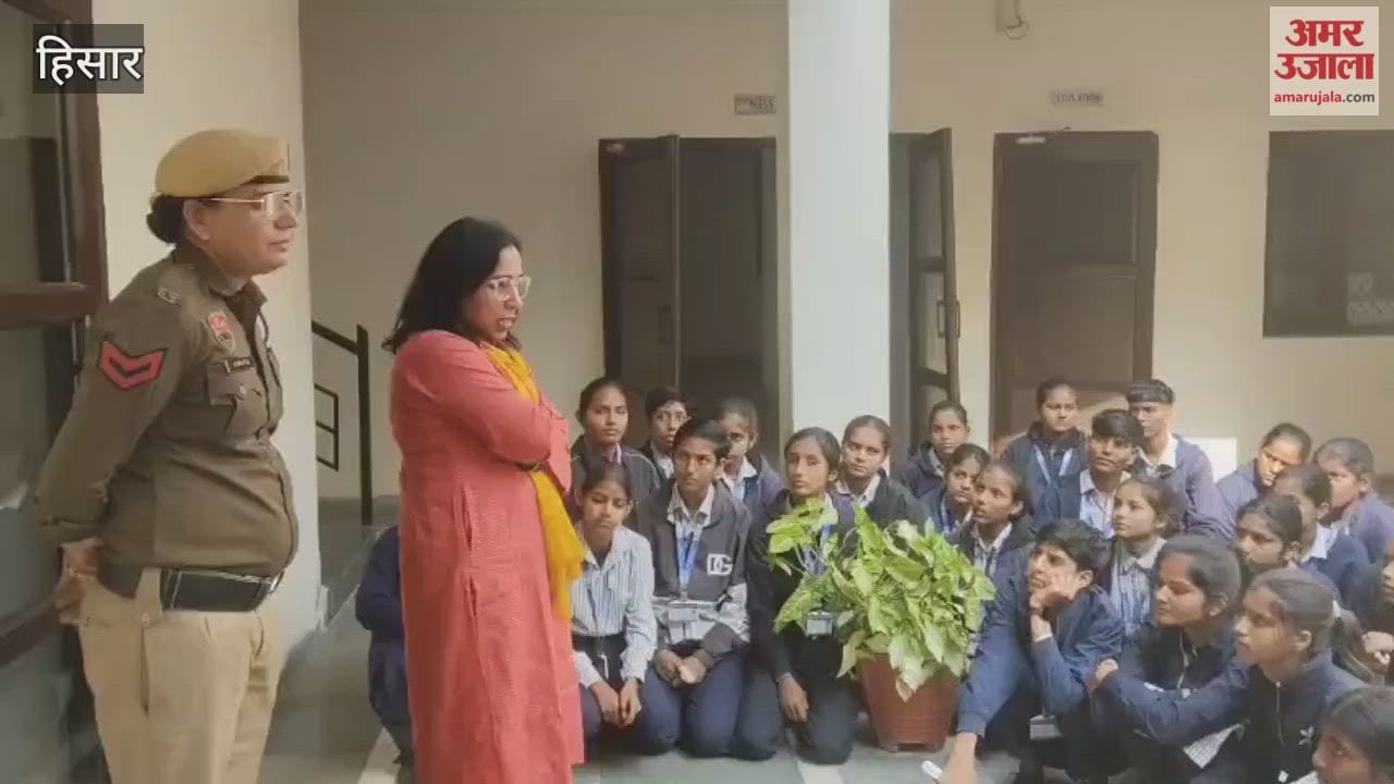 The girl students who reached the police station in Hisar learned about the working of the women police.