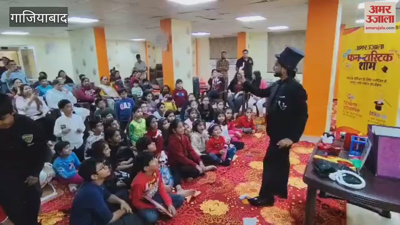 Magician Sarvesh Rathore performing magic for children at Fantastic Evening in Indirapuram