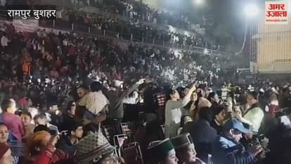 Rampur Bushahr Audience danced to Hindi and Pahari songs in the last cultural evening of the International Lavi Fair