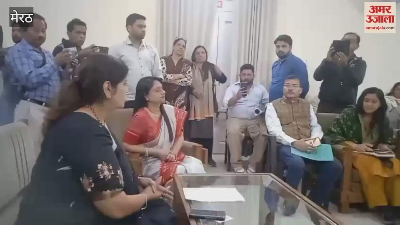 Meerut: UP Women Commission Chairman listened to the problems