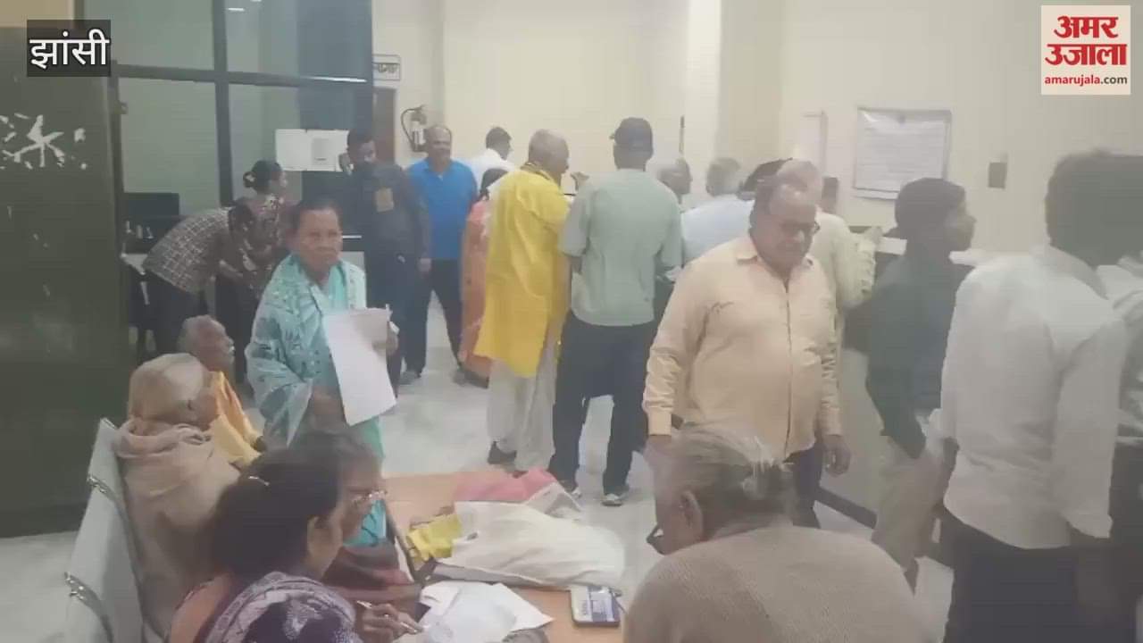 Jhansi: Crowd gathered at the treasury to submit life certificates