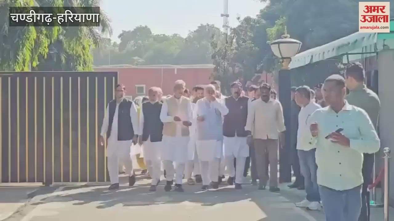 Haryana Congress met the Governor and submitted a memorandum.