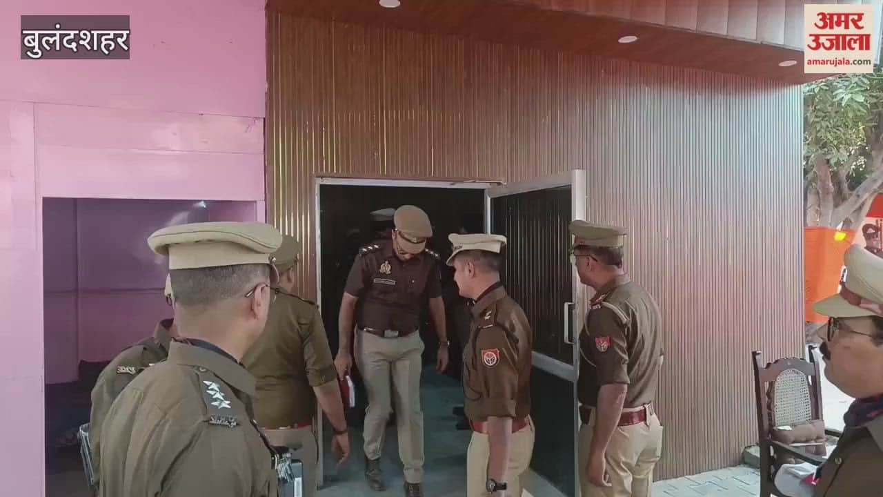 Meerut DIG Kalanidhi Naithani inspected the city police station along with its various branches.