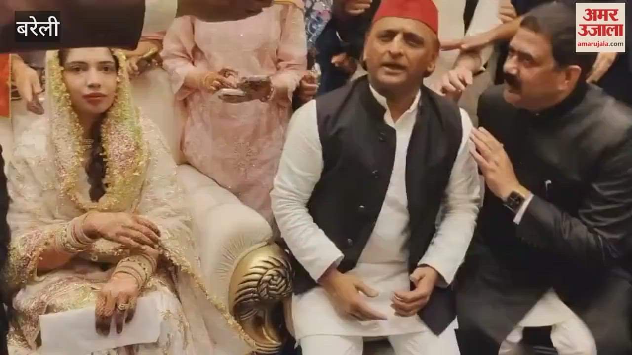 Akhilesh Yadav attended the wedding of SP MLA daughter and blessed the newlyweds