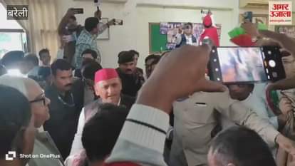 SP workers jostled to meet Akhilesh Yadav in Bareilly