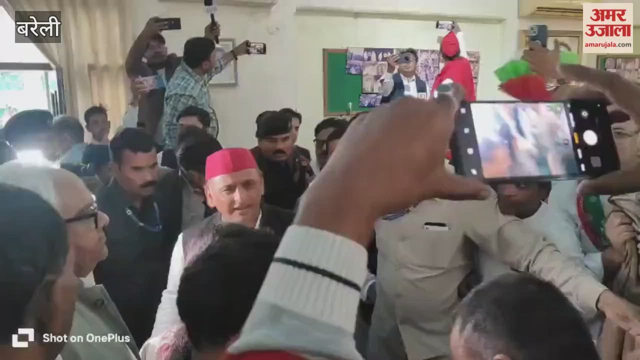 SP workers jostled to meet Akhilesh Yadav in Bareilly