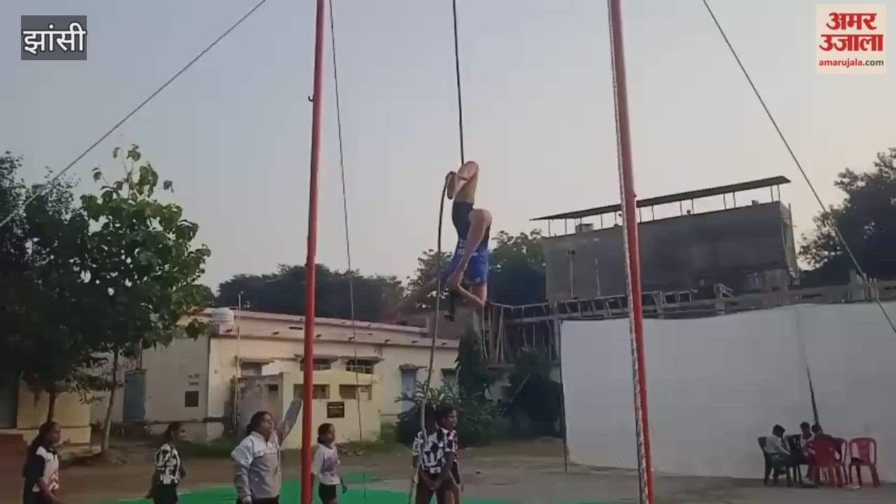 Jhansi: Players performing stunts in Mallakhamb competition
