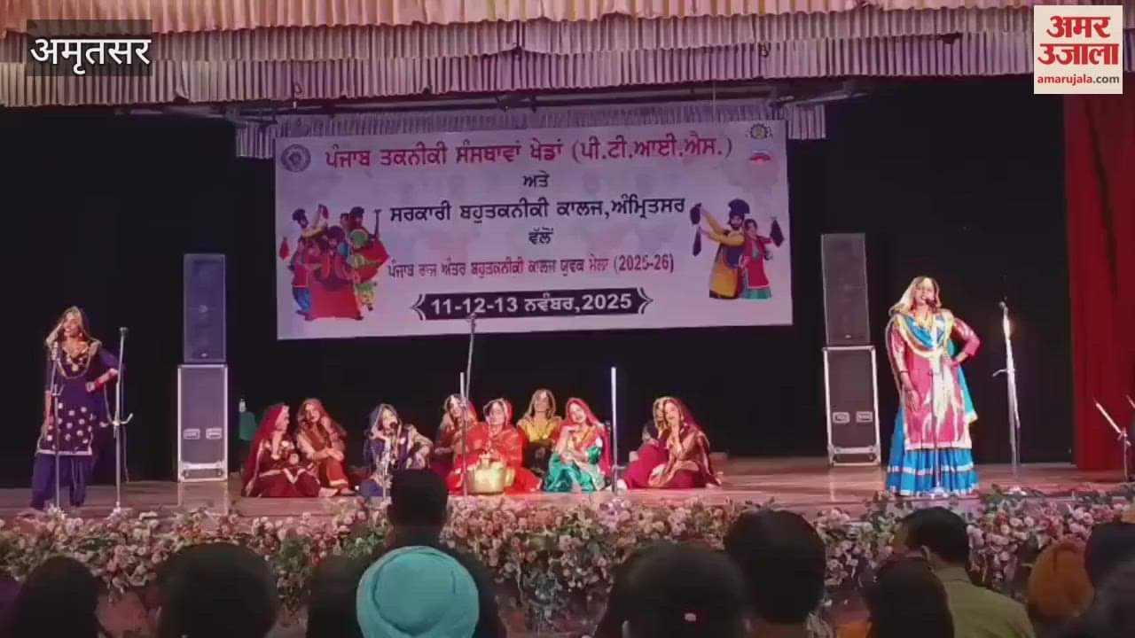 Girl students performed gidda at the Polytechnic Youth Fair in GNDU
