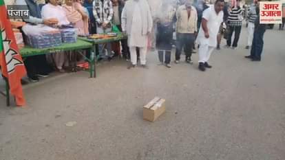 BJP celebrates Bihar victory with fireworks in Phagwara, distributes sweets