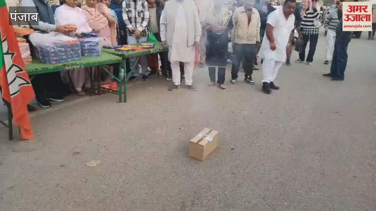 BJP celebrates Bihar victory with fireworks in Phagwara, distributes sweets