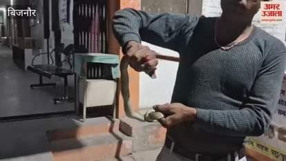 Bijnor: Young man reached hospital with live snake