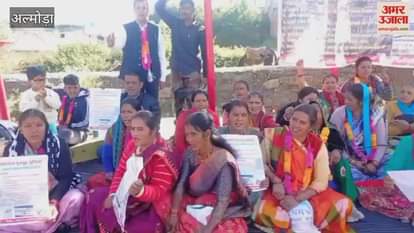 The agitation continues in Syalde, Almora demanding regional development