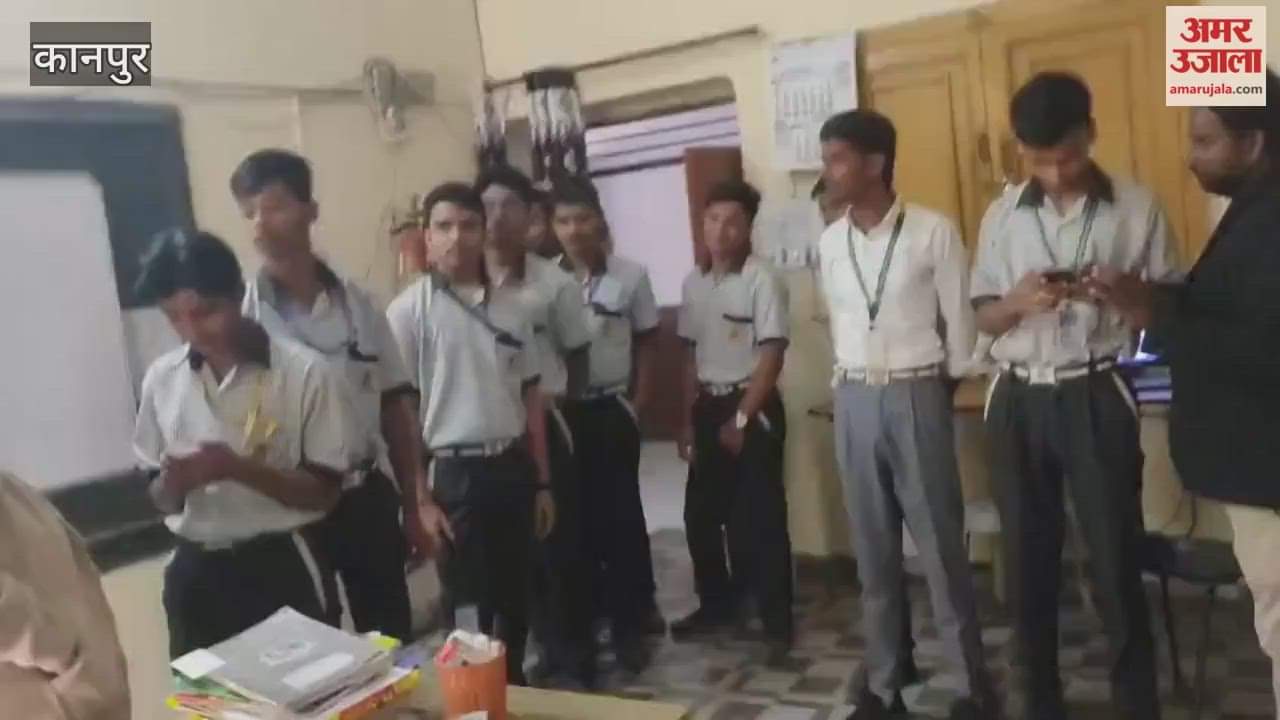 Girls cast their votes under the Amar Ujala Teachers' Award at Bal Niketan Malik Inter College