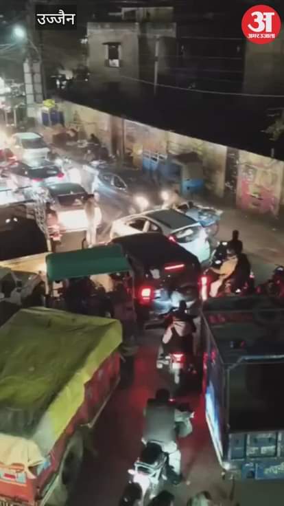 city's traffic system bad state, traffic jams everywhere vehicles kept crawling for hours, jam and bus jam