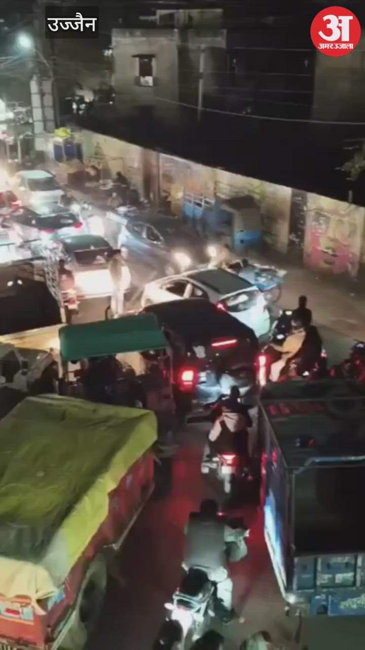 city's traffic system bad state, traffic jams everywhere vehicles kept crawling for hours, jam and bus jam