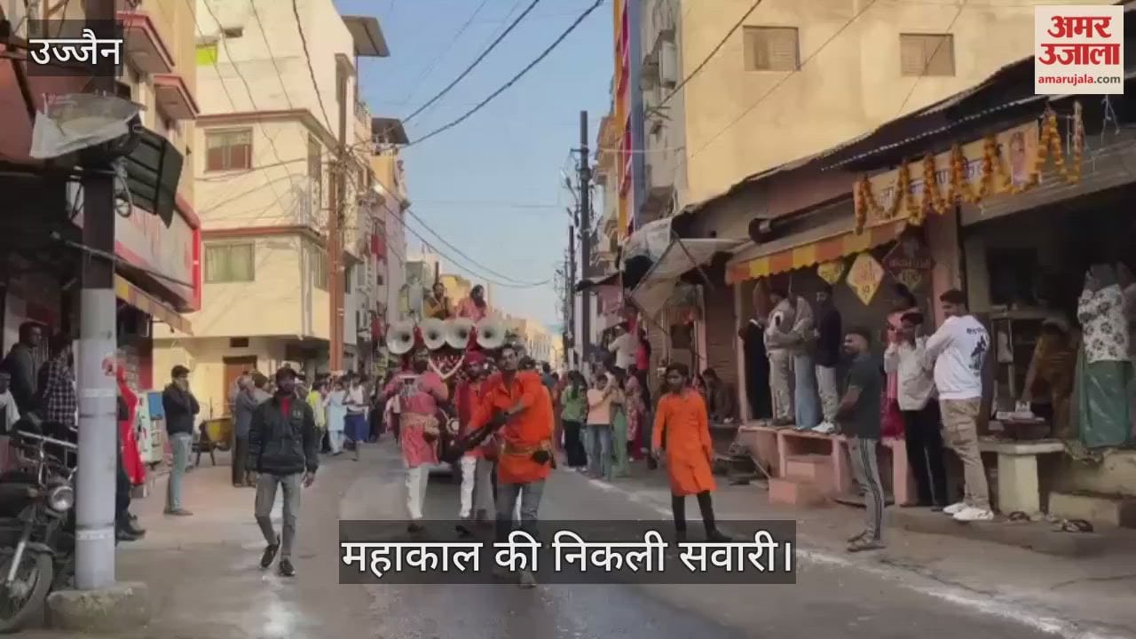 Baba Mahakal majestic procession to give darshan devotees, appearing Chandramouleshwar.