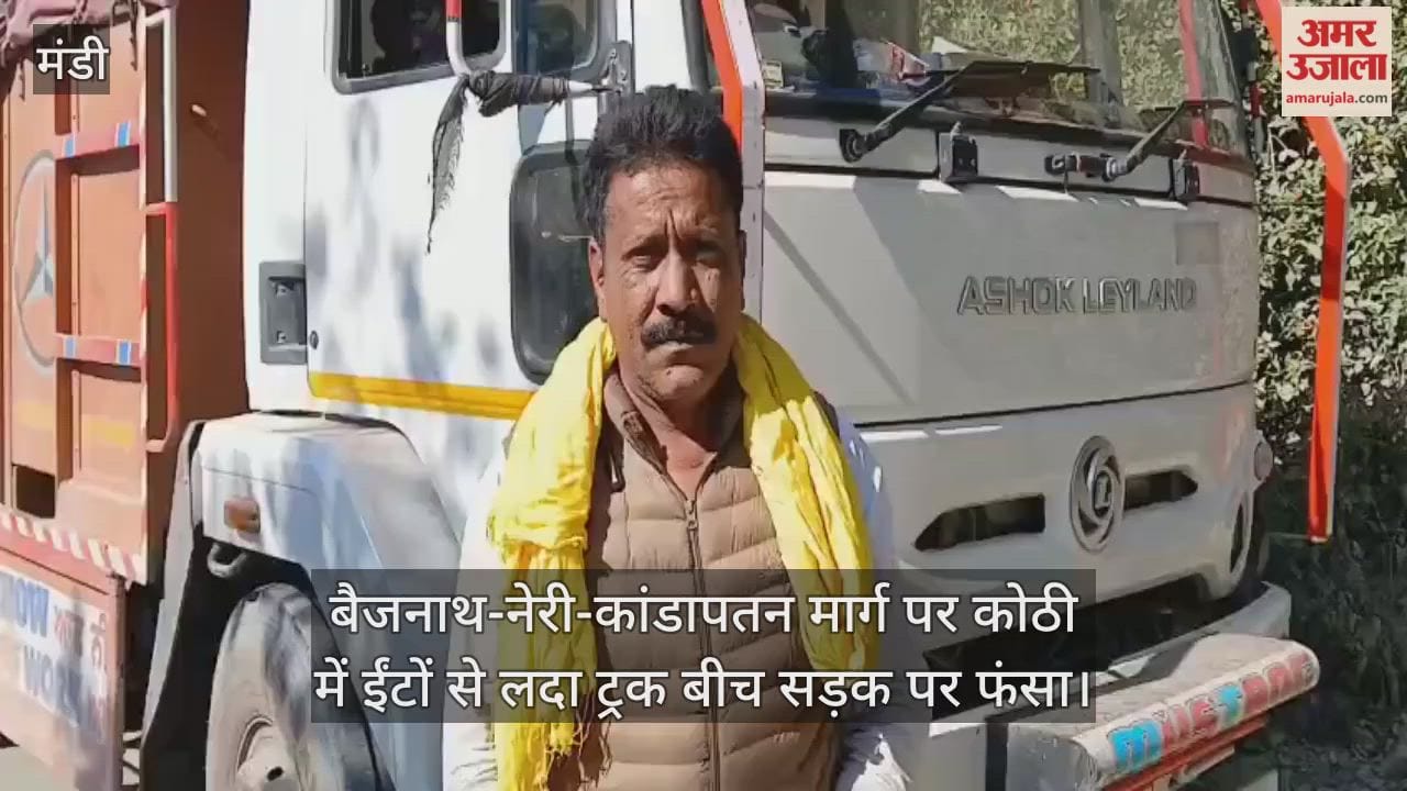 Kothi on the Baijnath-Neri-Kandapatan road, a truck loaded with bricks got stuck in the middle of the road.