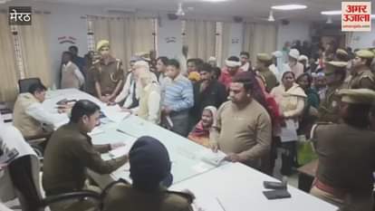 Meerut: On the Samadhan Diwas in the Tehsil auditorium of Mawana, the SSP along with the police administrative officers heard the problems of the complainants