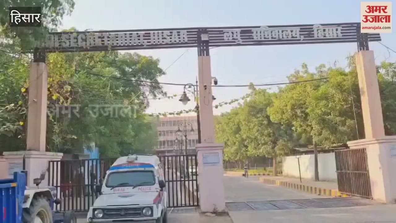 Due to lack of government procurement of moong in Hisar, farmers reached the DC office with trolleys