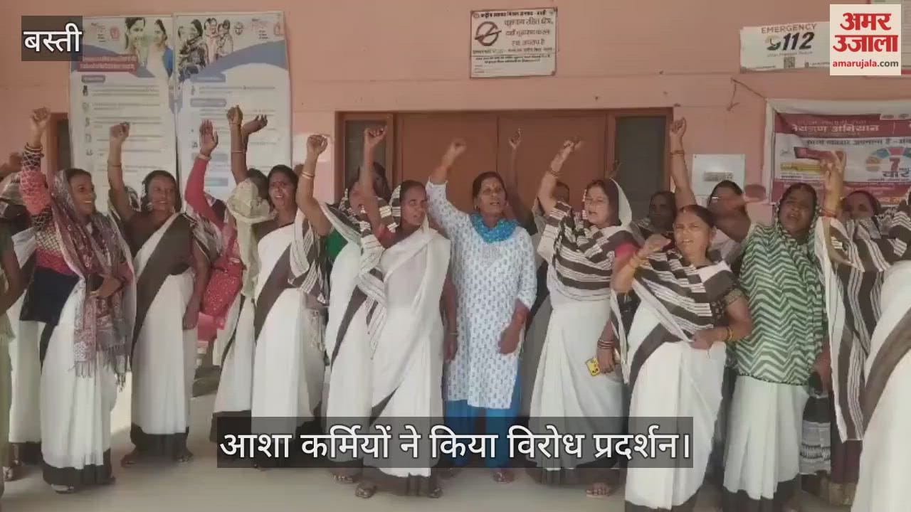 Asha workers protest over honorarium, lock Munderwa CHC and stage protest
